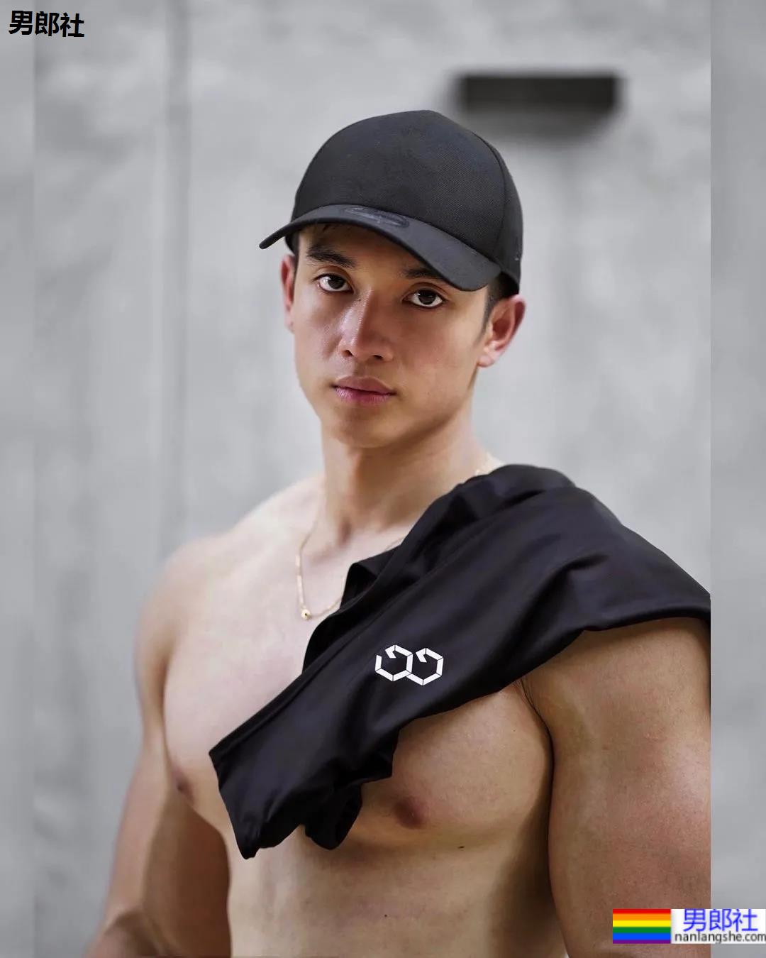 打拳肌肉帅哥身材好犯规，这身子网友们都馋了! - 51虹马