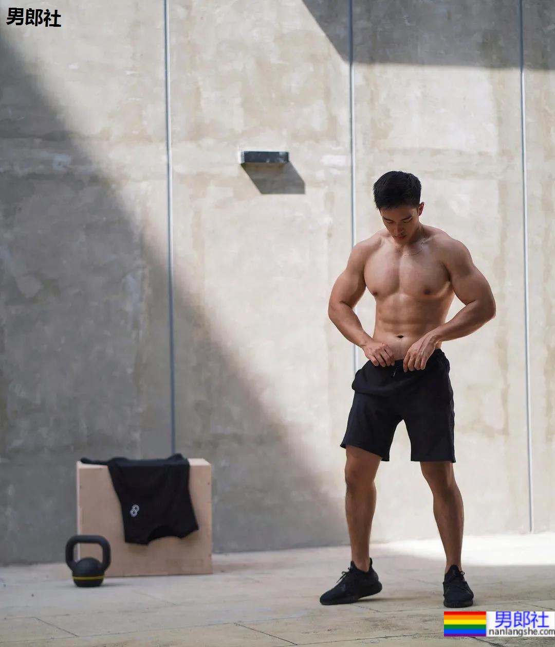 打拳肌肉帅哥身材好犯规，这身子网友们都馋了! - 51虹马