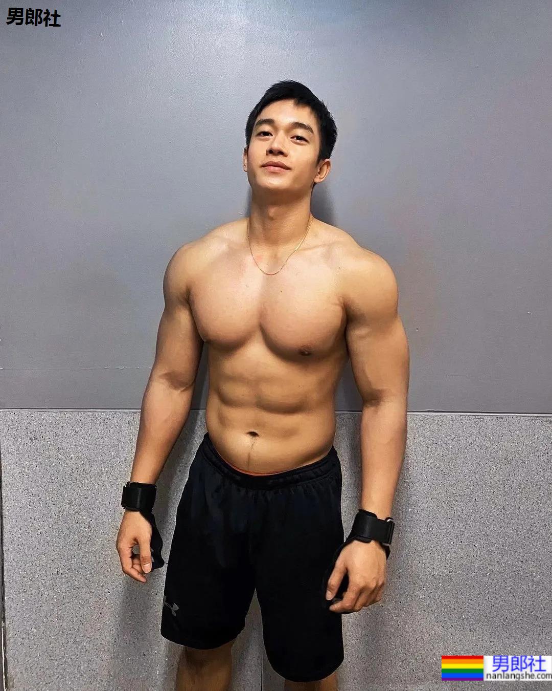 打拳肌肉帅哥身材好犯规，这身子网友们都馋了! - 51虹马