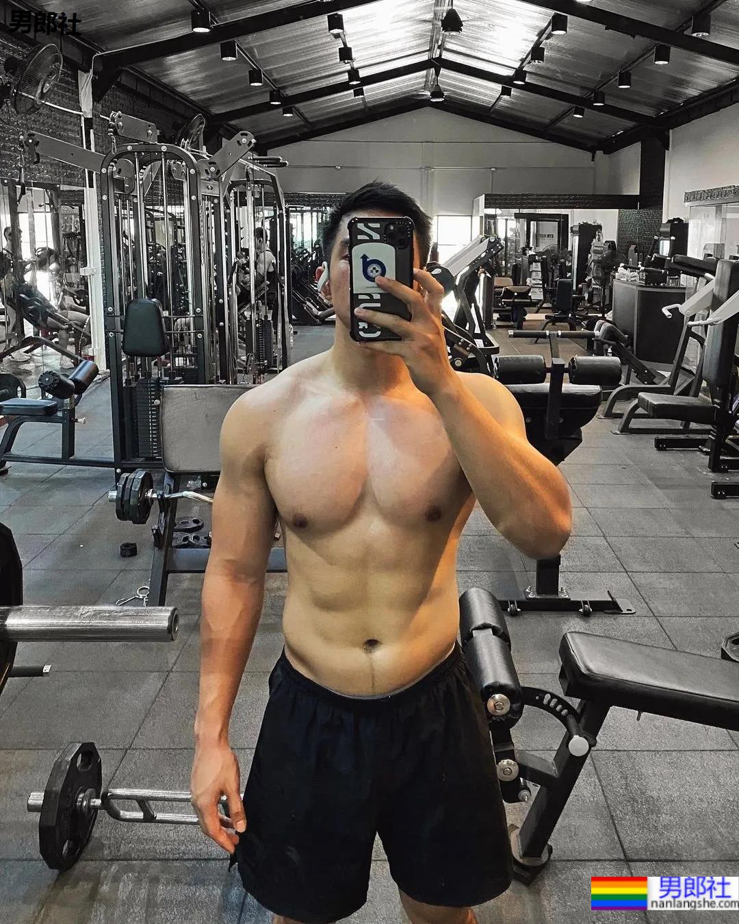 打拳肌肉帅哥身材好犯规，这身子网友们都馋了! - 51虹马