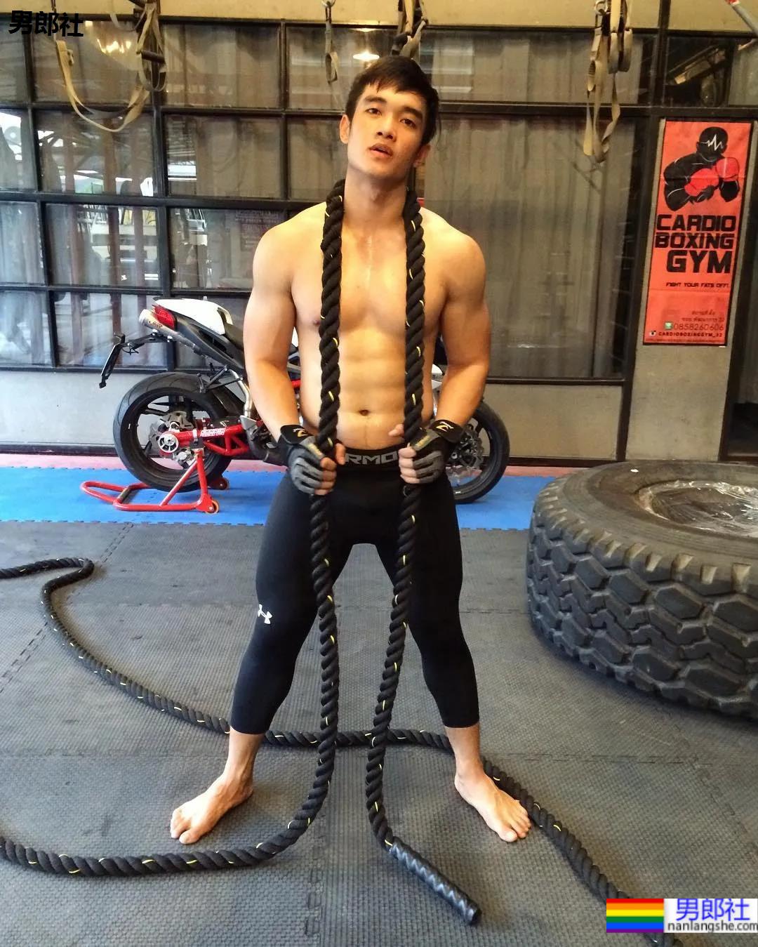 打拳肌肉帅哥身材好犯规，这身子网友们都馋了! - 51虹马