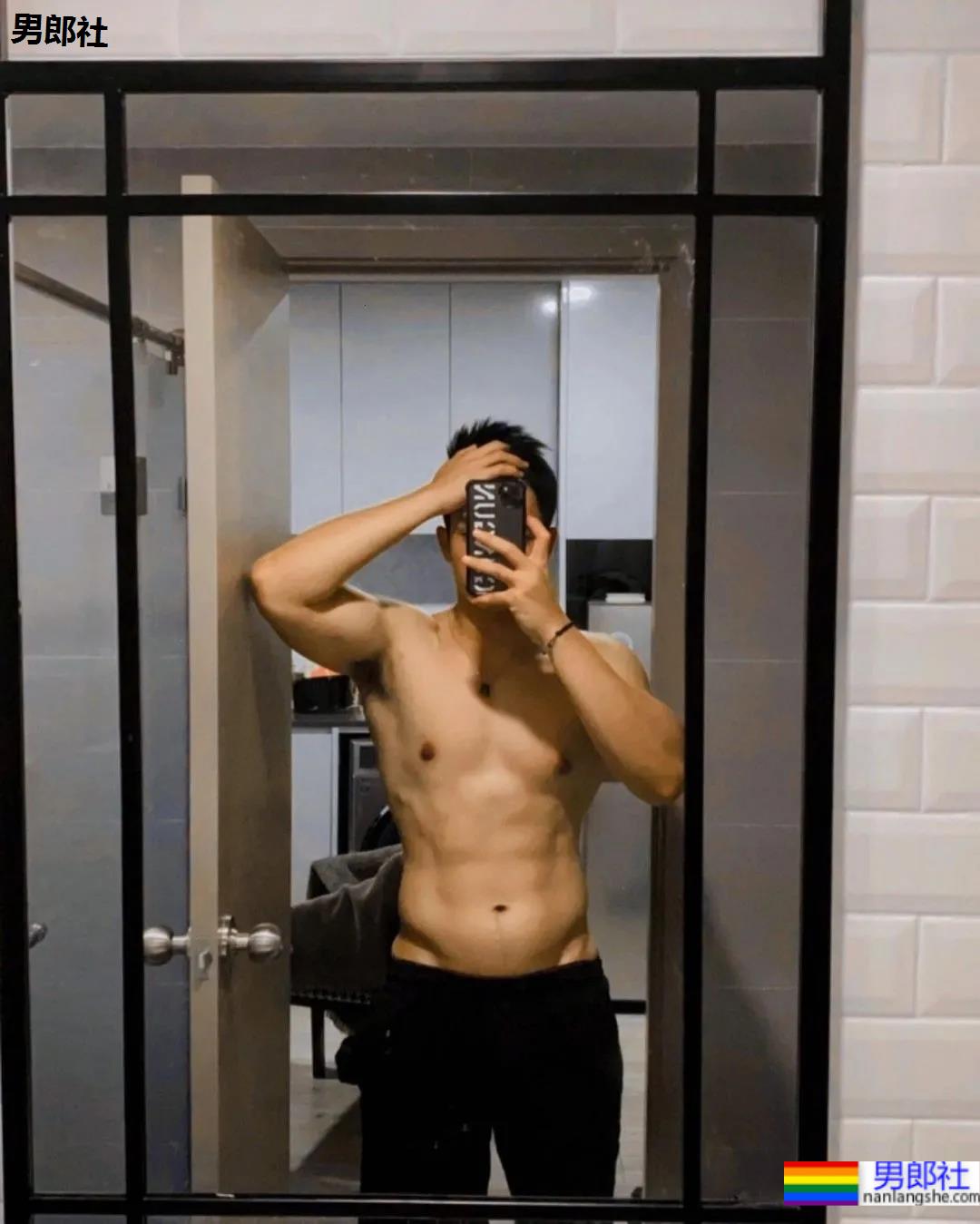 打拳肌肉帅哥身材好犯规，这身子网友们都馋了! - 51虹马