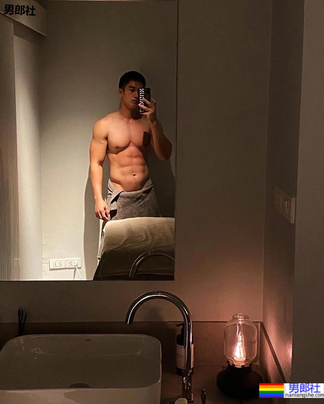 打拳肌肉帅哥身材好犯规，这身子网友们都馋了! - 51虹马