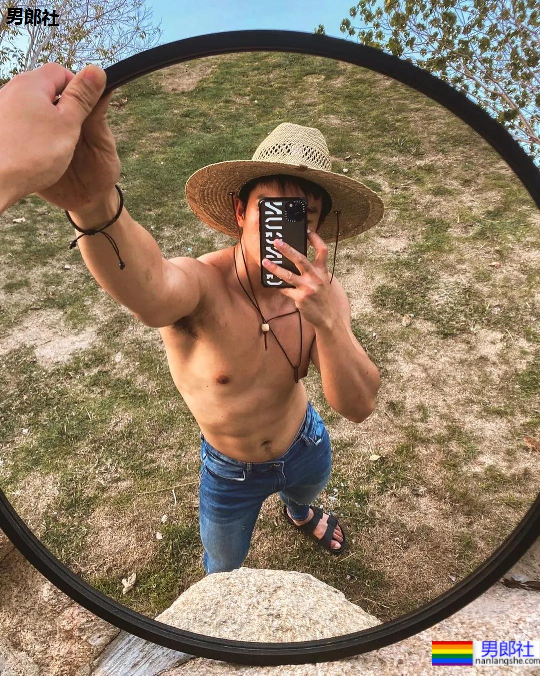 打拳肌肉帅哥身材好犯规，这身子网友们都馋了! - 51虹马