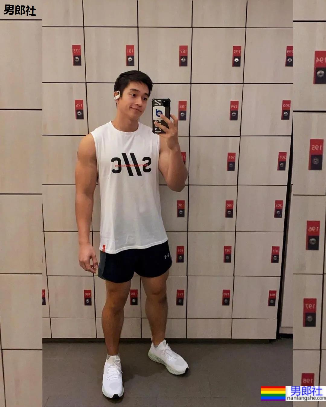 打拳肌肉帅哥身材好犯规，这身子网友们都馋了! - 51虹马