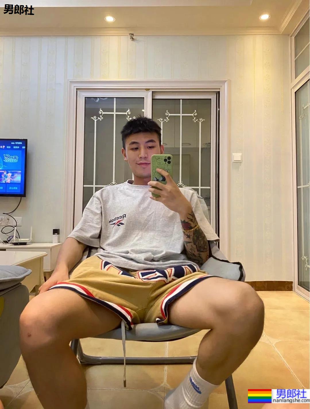 直男脸大长腿球服体育生自拍，网友们已经控制不住了！-51虹马