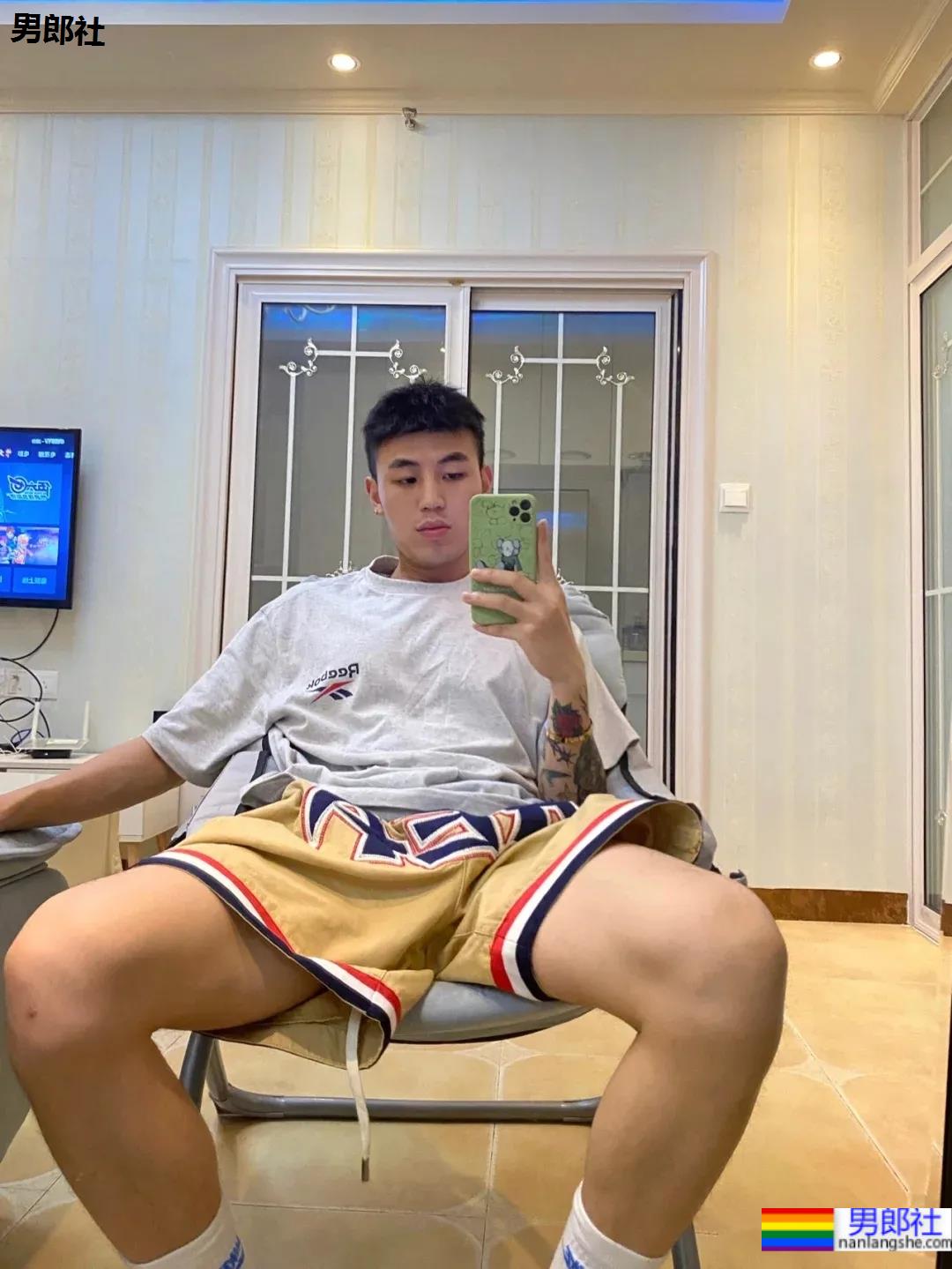 直男脸大长腿球服体育生自拍，网友们已经控制不住了！ - 51虹马