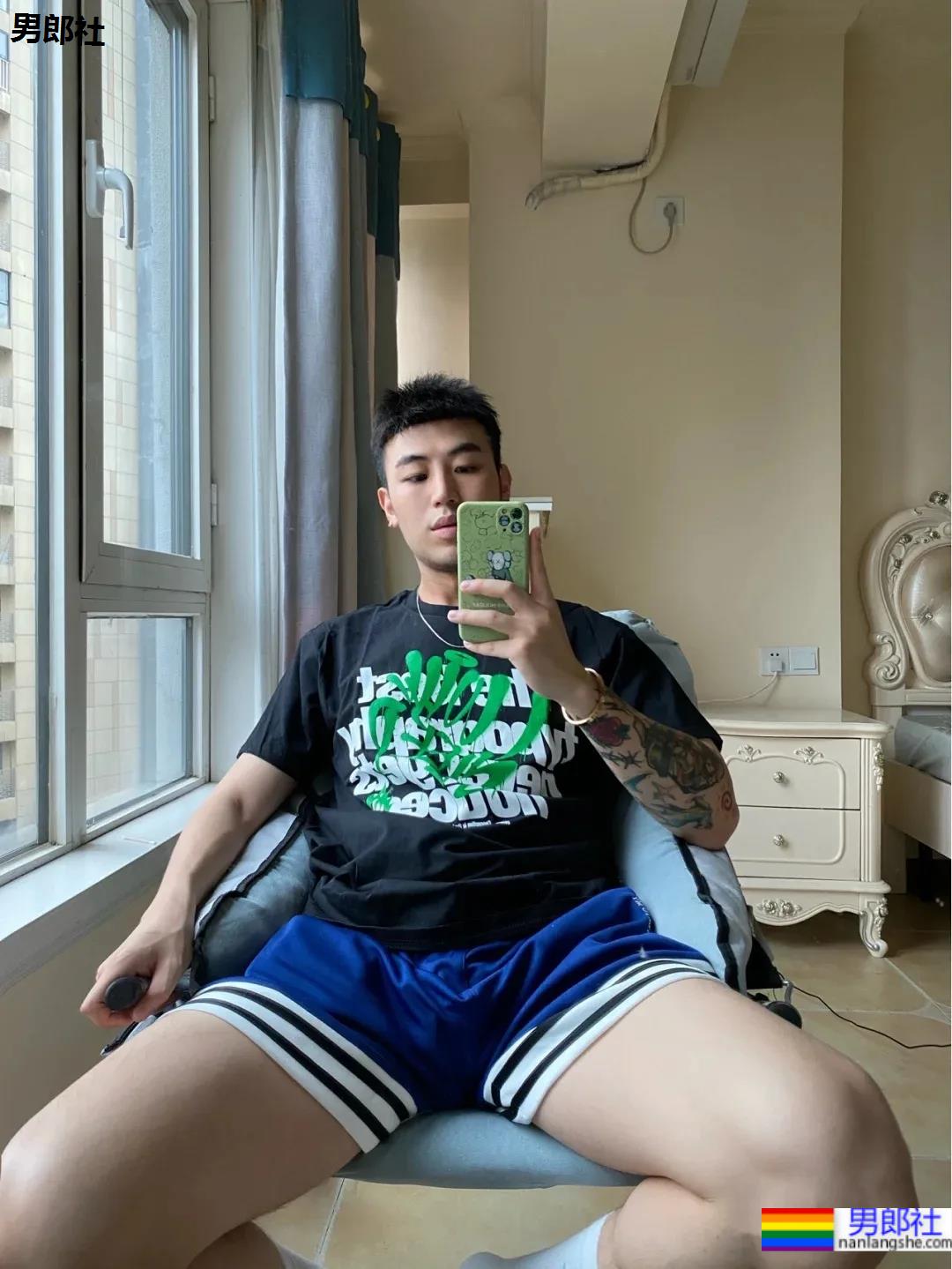 直男脸大长腿球服体育生自拍，网友们已经控制不住了！ - 51虹马