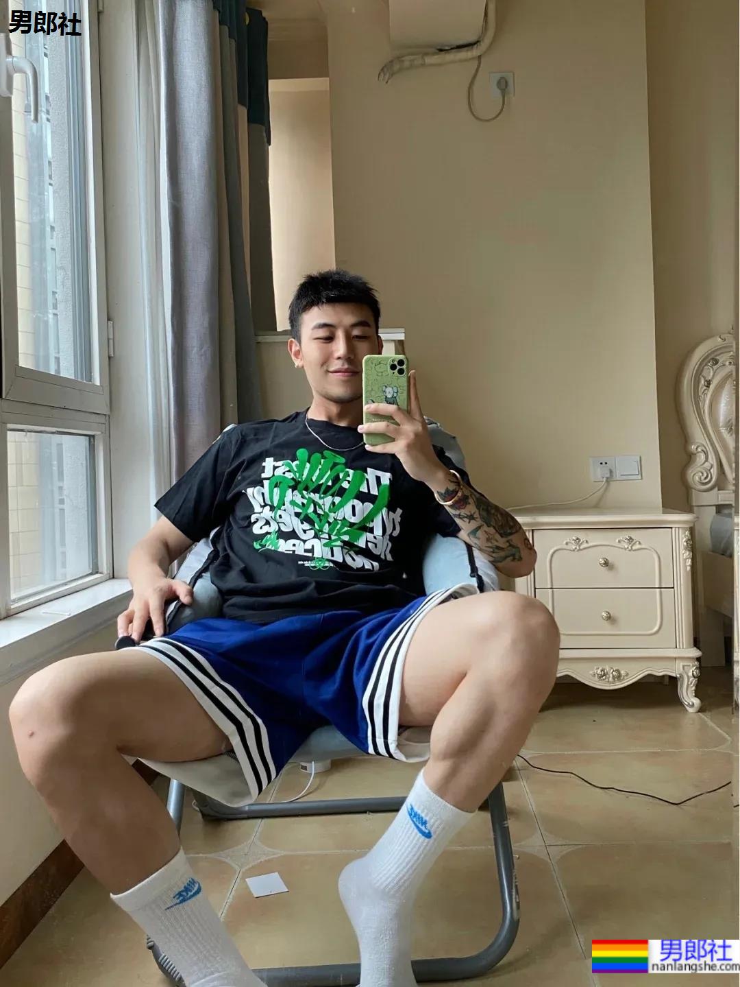 直男脸大长腿球服体育生自拍，网友们已经控制不住了！ - 51虹马