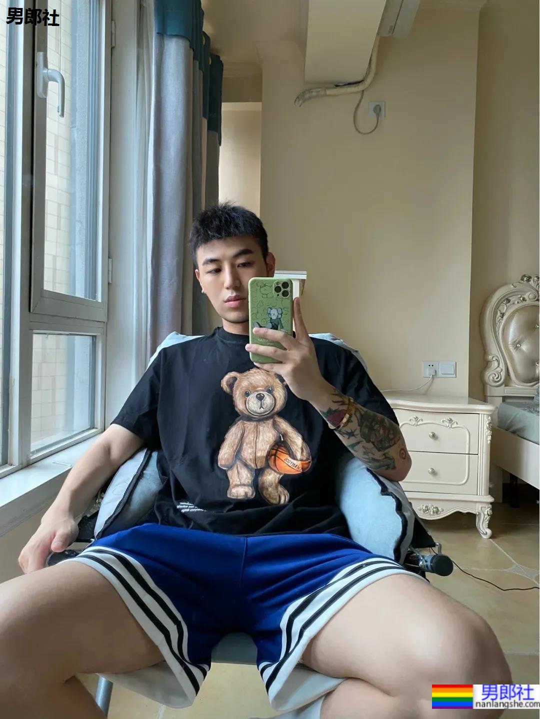 直男脸大长腿球服体育生自拍，网友们已经控制不住了！ - 51虹马