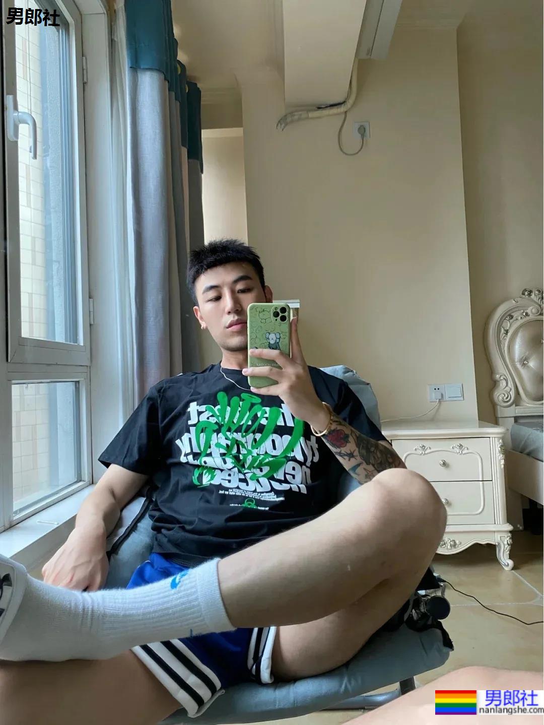 直男脸大长腿球服体育生自拍，网友们已经控制不住了！ - 51虹马