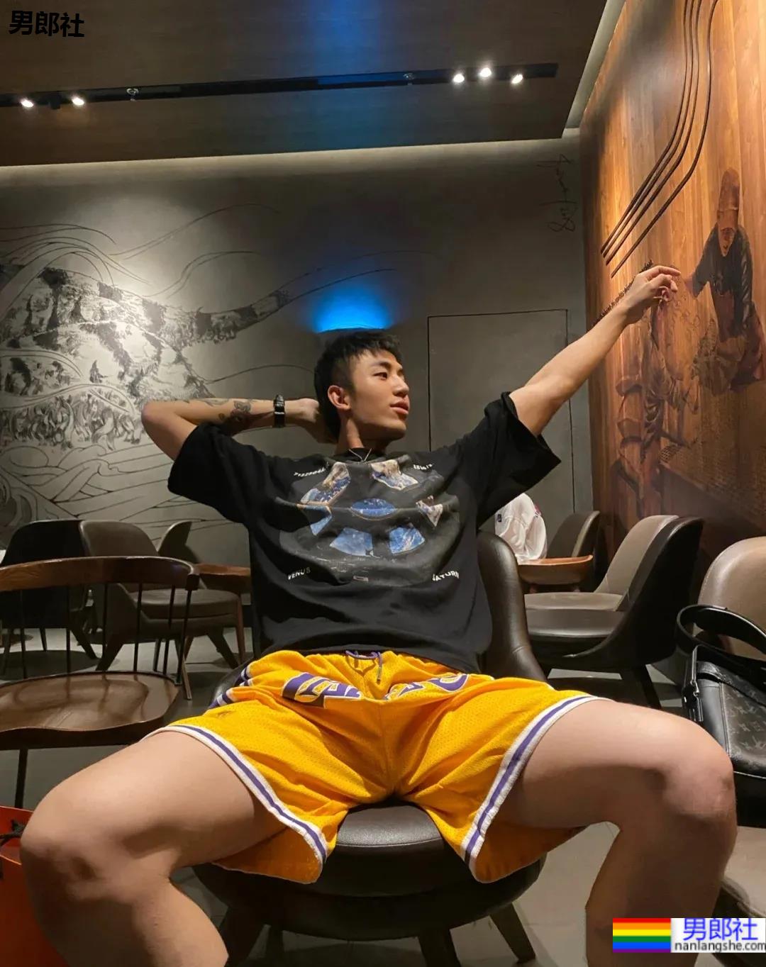 直男脸大长腿球服体育生自拍，网友们已经控制不住了！ - 51虹马