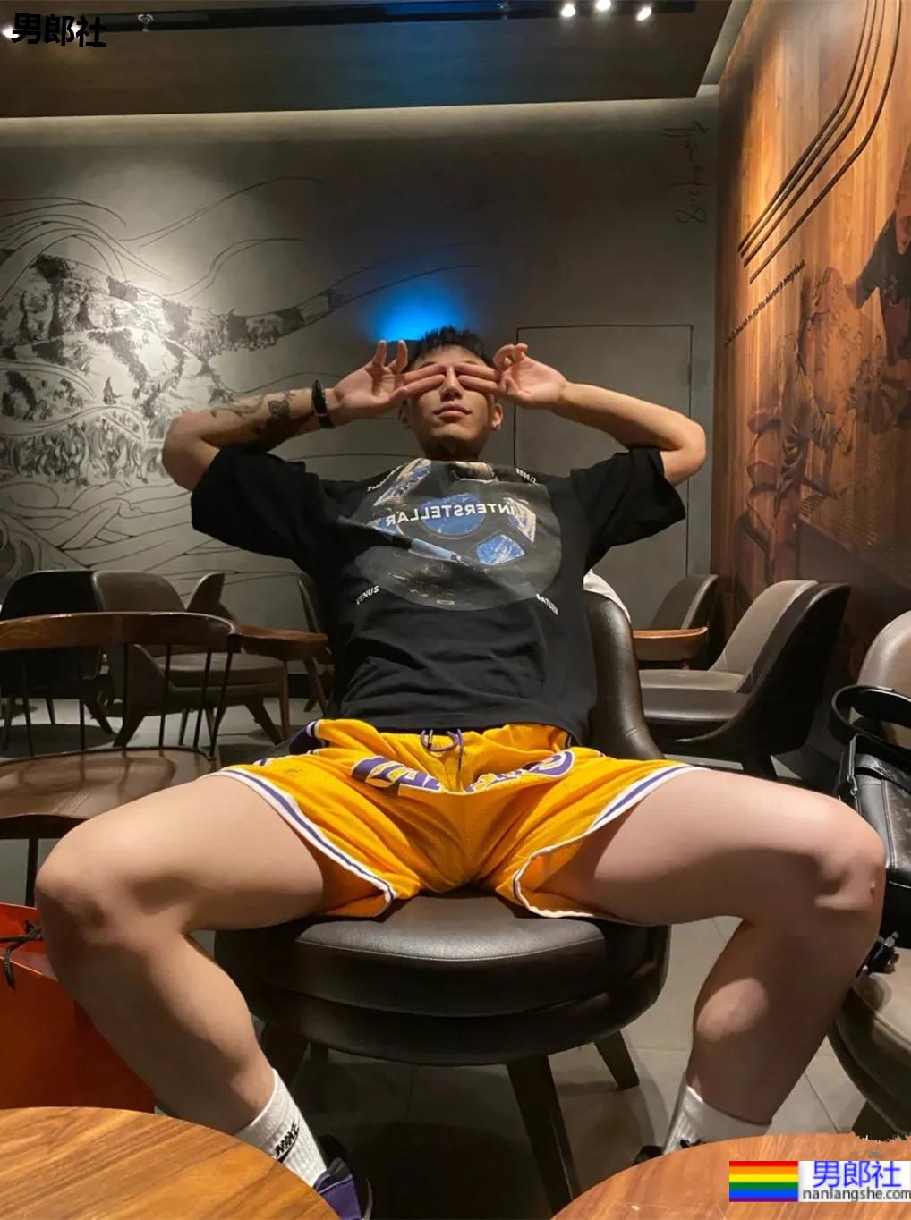 直男脸大长腿球服体育生自拍，网友们已经控制不住了！ - 51虹马