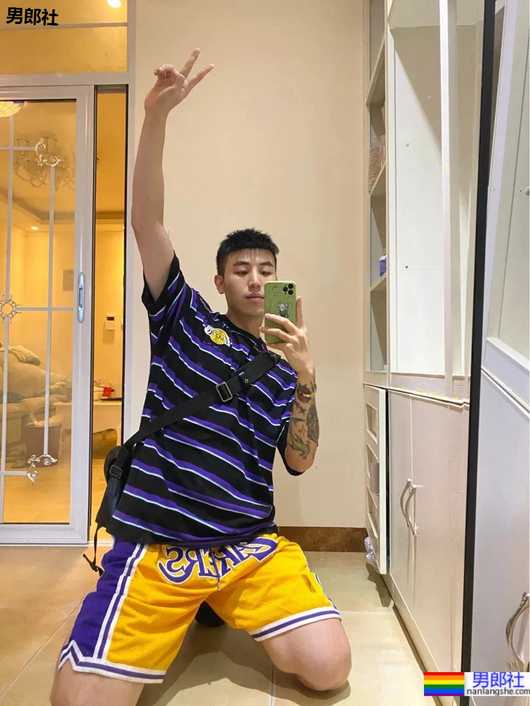 直男脸大长腿球服体育生自拍，网友们已经控制不住了！ - 51虹马