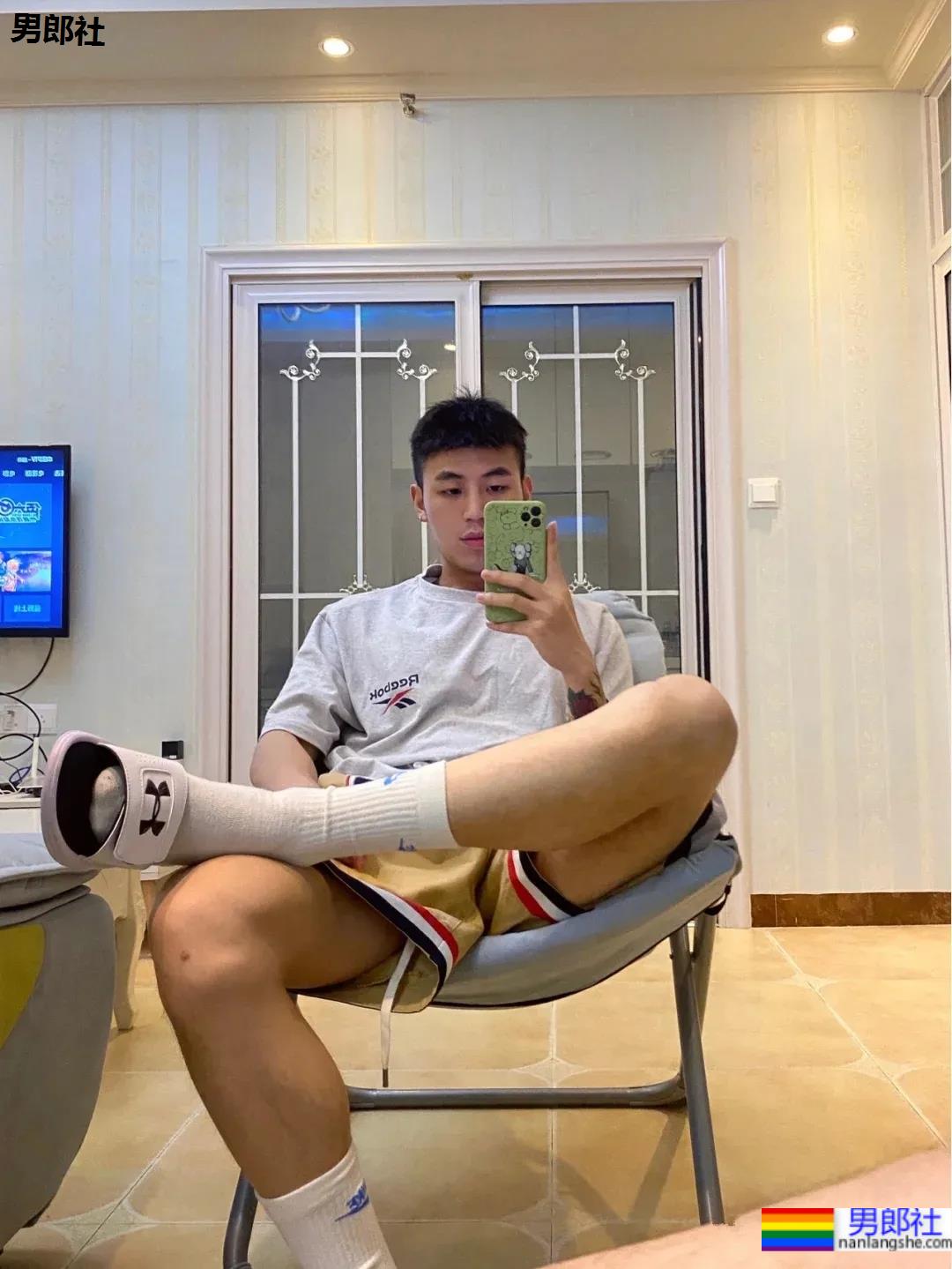 直男脸大长腿球服体育生自拍，网友们已经控制不住了！ - 51虹马