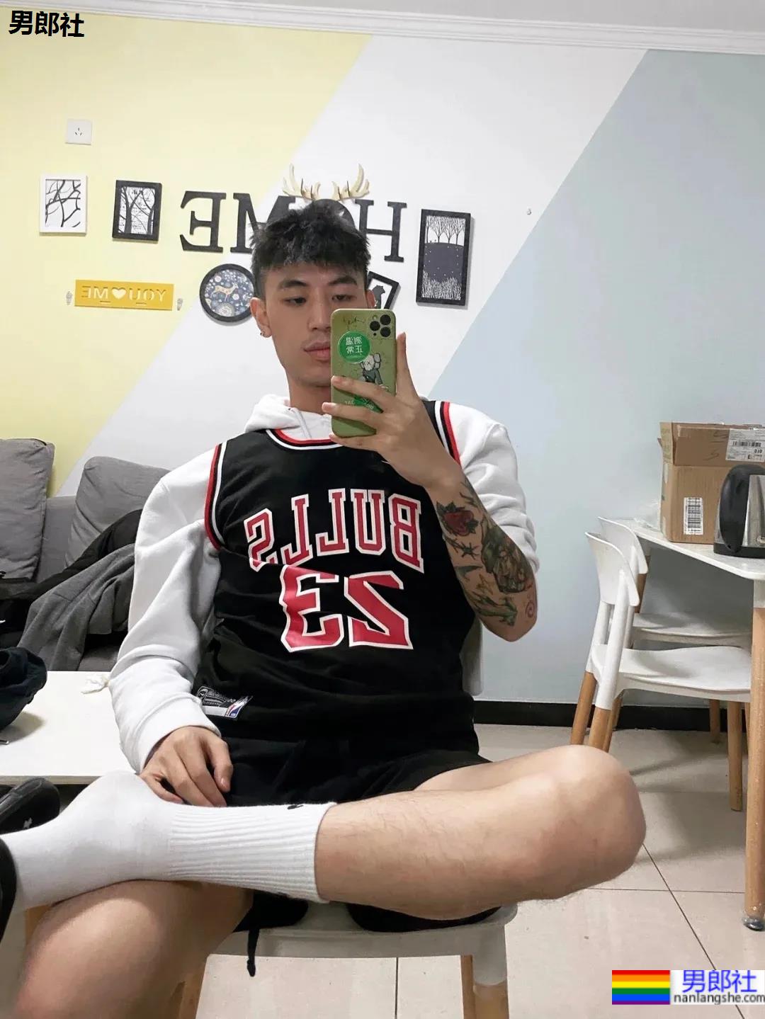 直男脸大长腿球服体育生自拍，网友们已经控制不住了！ - 51虹马