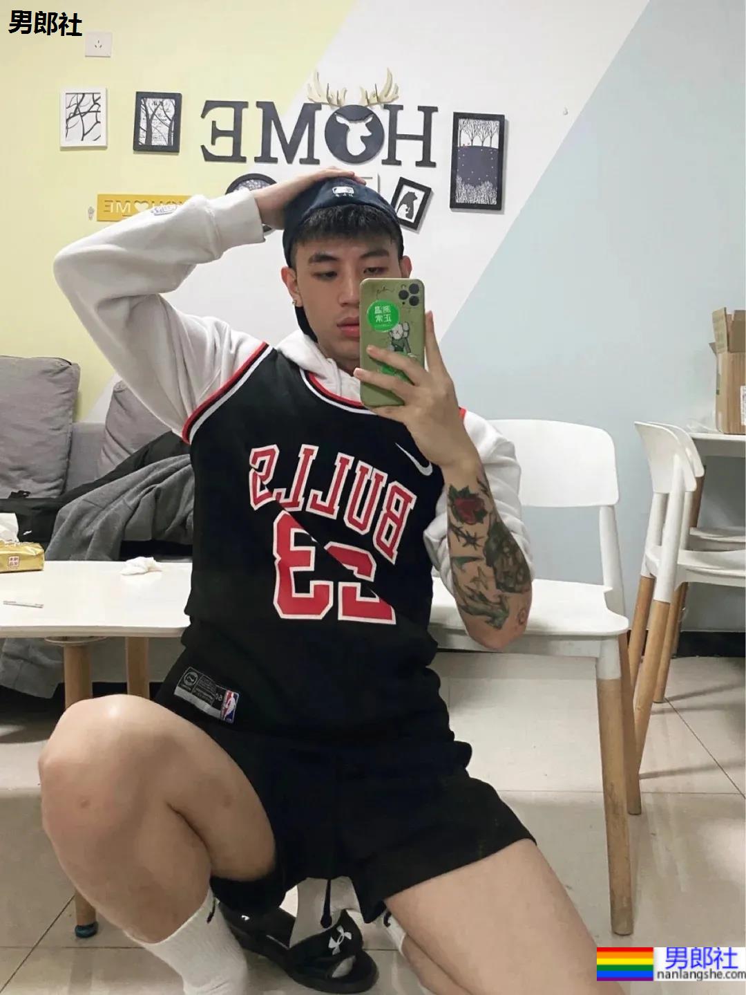 直男脸大长腿球服体育生自拍，网友们已经控制不住了！ - 51虹马