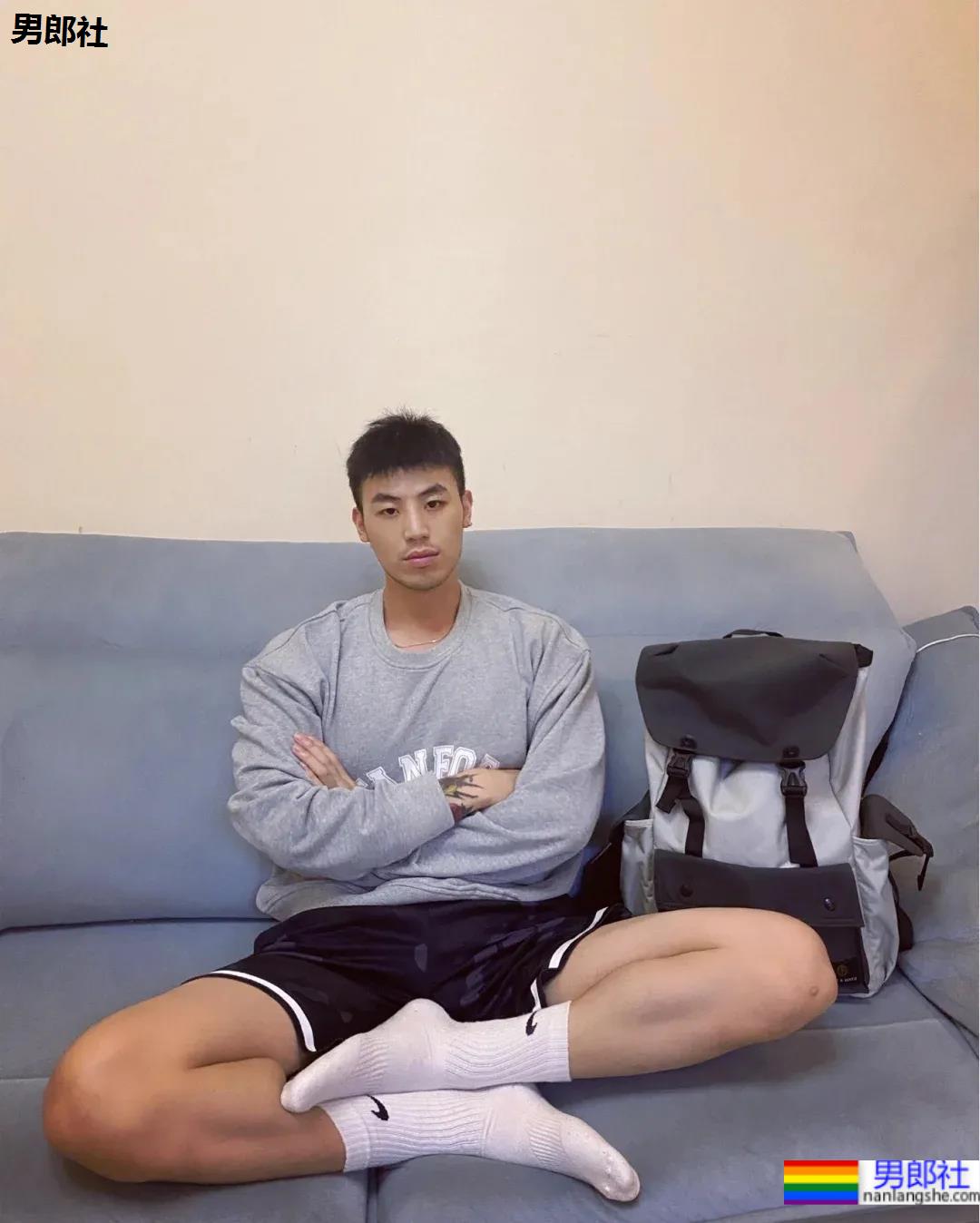 直男脸大长腿球服体育生自拍，网友们已经控制不住了！ - 51虹马