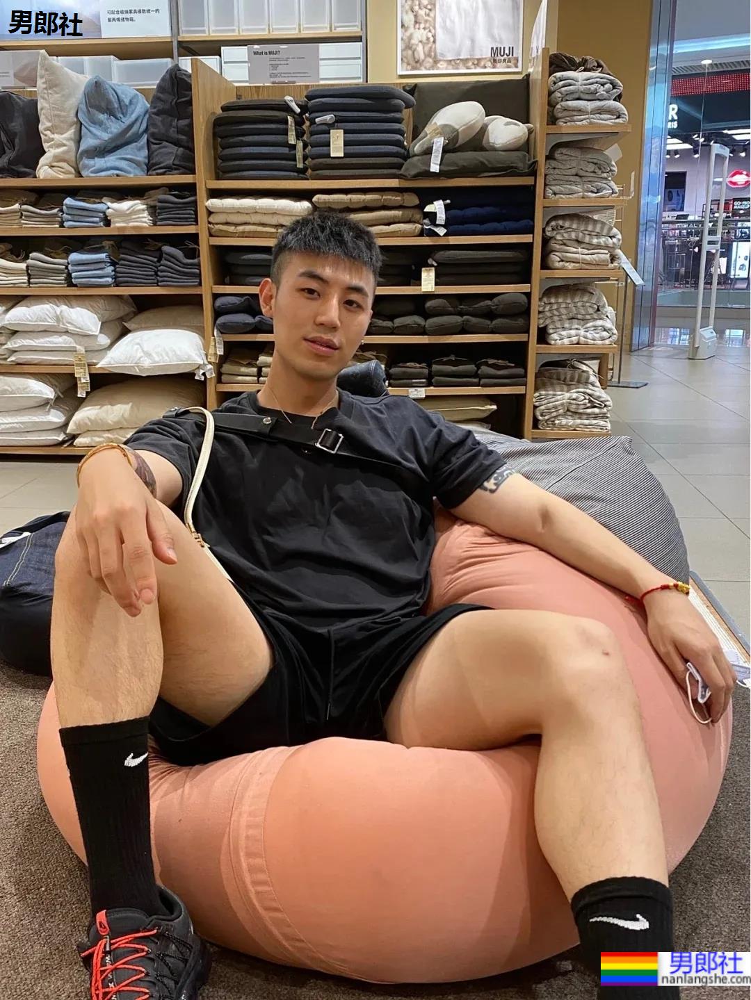 直男脸大长腿球服体育生自拍，网友们已经控制不住了！ - 51虹马