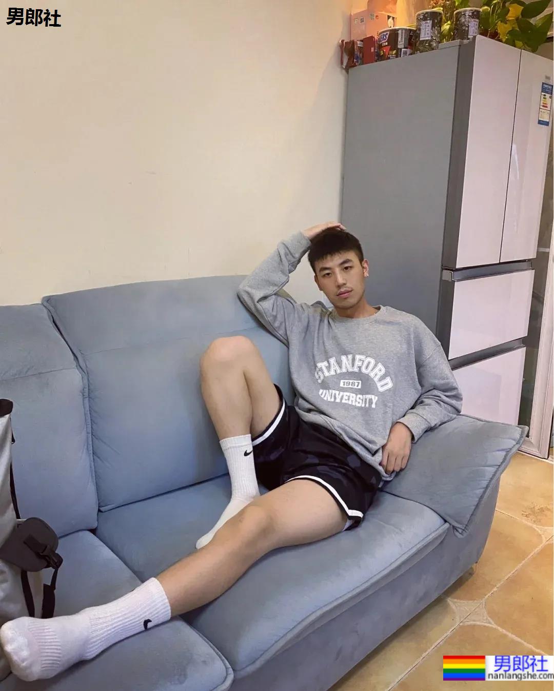 直男脸大长腿球服体育生自拍，网友们已经控制不住了！ - 51虹马