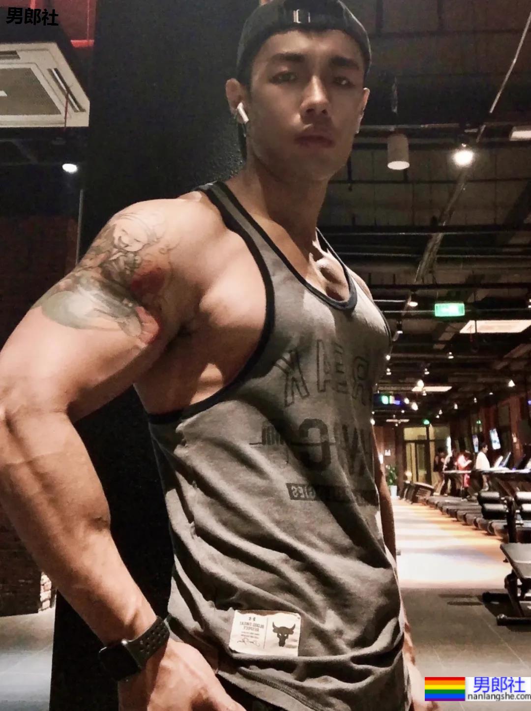 肌肉美术生拍荷尔蒙大片，这也太太太太太帅了！ - 51虹马