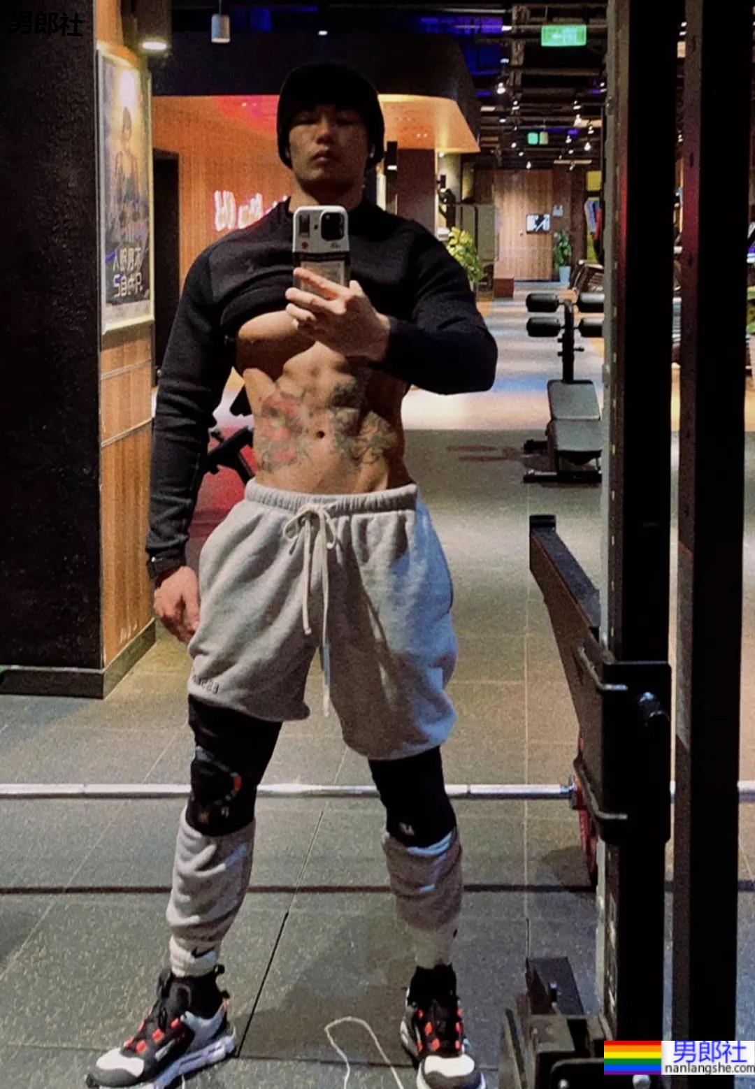 肌肉美术生拍荷尔蒙大片，这也太太太太太帅了！ - 51虹马