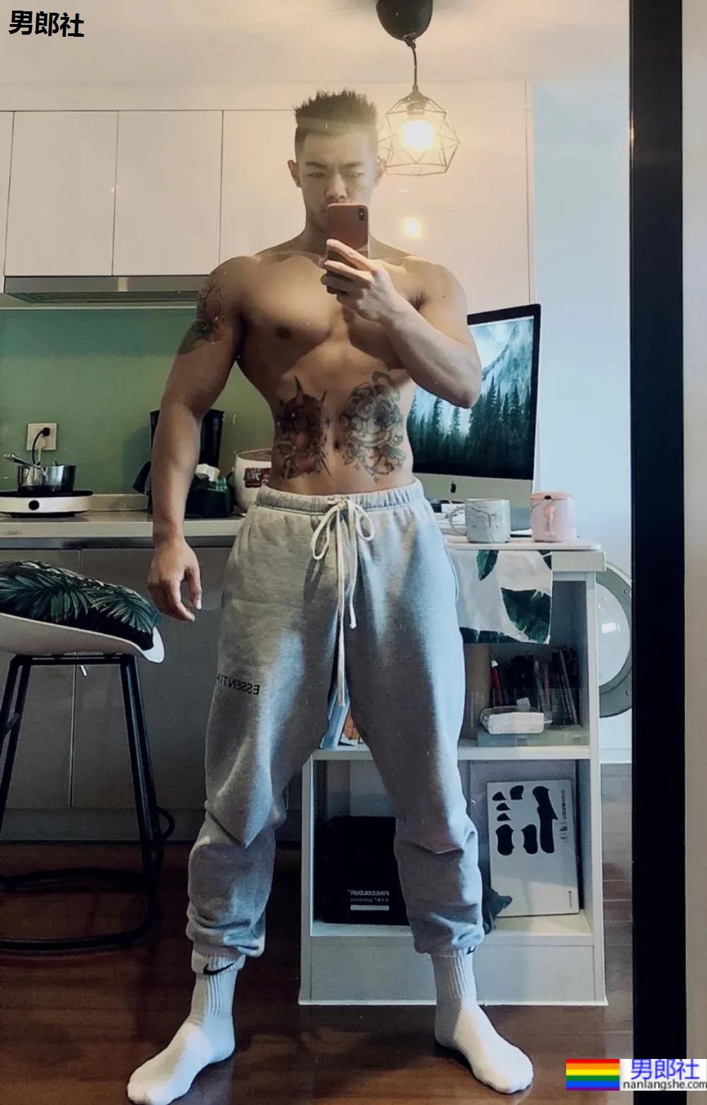 肌肉美术生拍荷尔蒙大片，这也太太太太太帅了！ - 51虹马