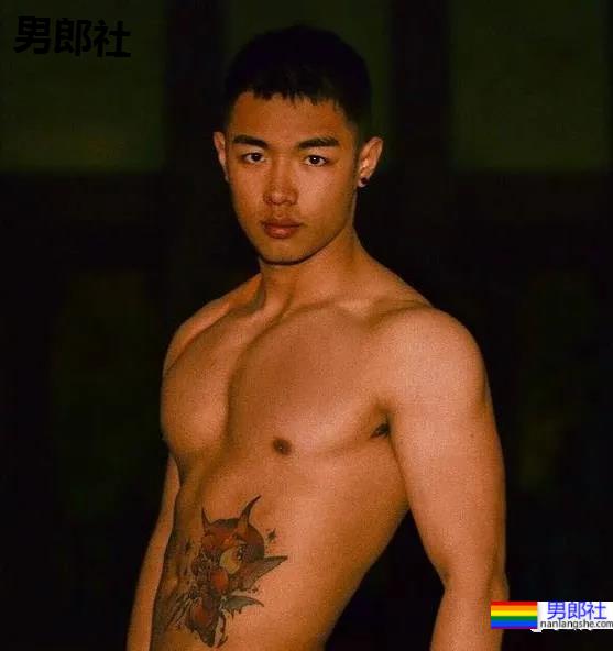 肌肉美术生拍荷尔蒙大片，这也太太太太太帅了！ - 51虹马