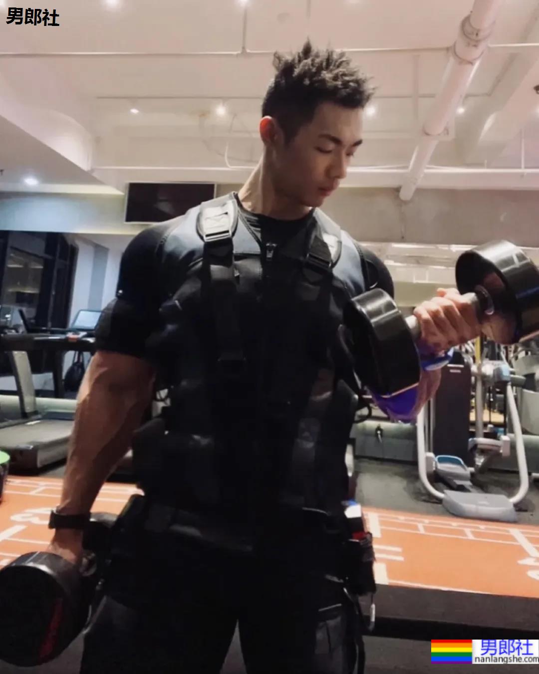 肌肉美术生拍荷尔蒙大片，这也太太太太太帅了！ - 51虹马