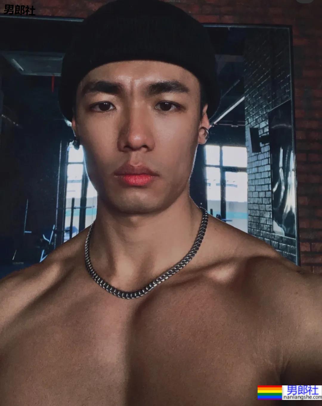 肌肉美术生拍荷尔蒙大片，这也太太太太太帅了！ - 51虹马