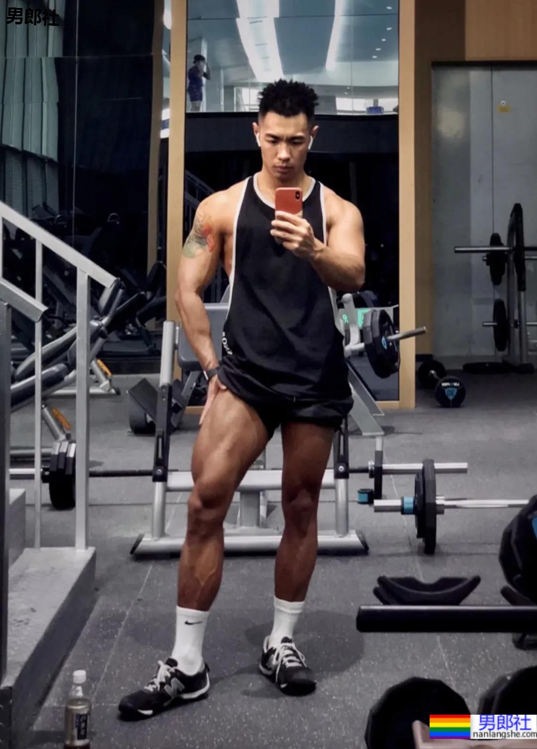 肌肉美术生拍荷尔蒙大片，这也太太太太太帅了！ - 51虹马