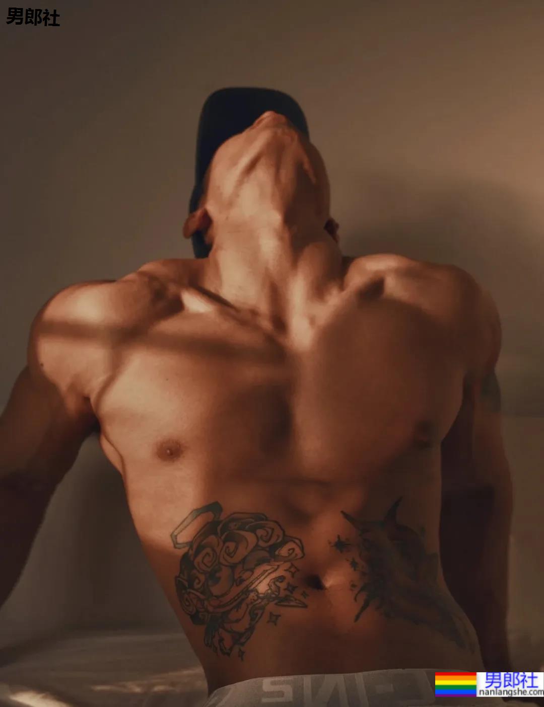 肌肉美术生拍荷尔蒙大片，这也太太太太太帅了！ - 51虹马