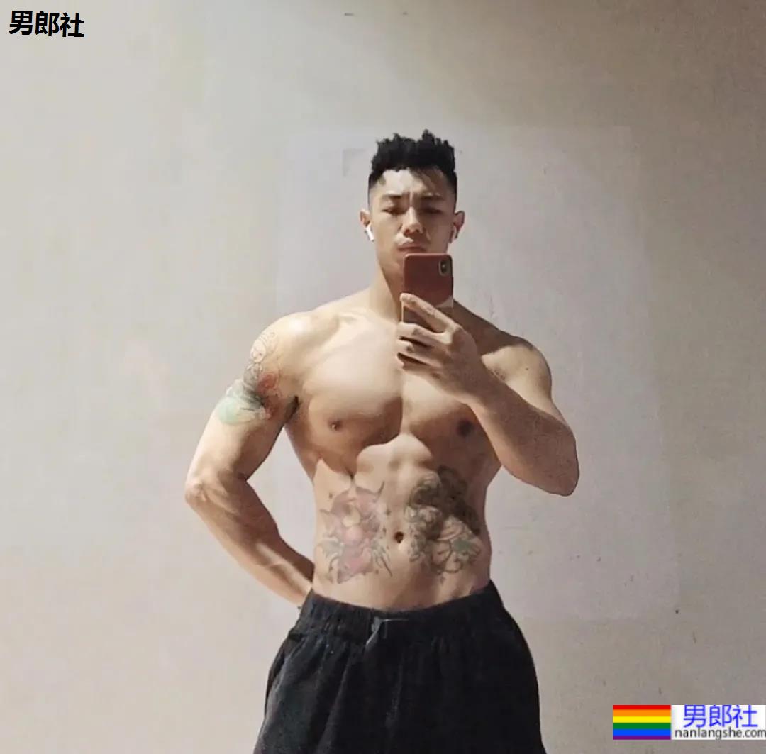 肌肉美术生拍荷尔蒙大片，这也太太太太太帅了！ - 51虹马