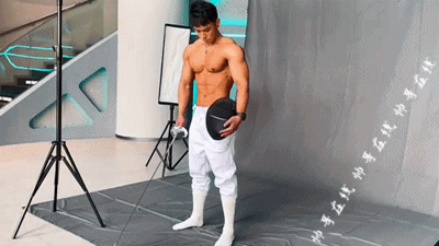 童颜腹肌重庆小哥火遍网络，炸裂腱子肉拍浴凧大片，真的馋人! - 51虹马