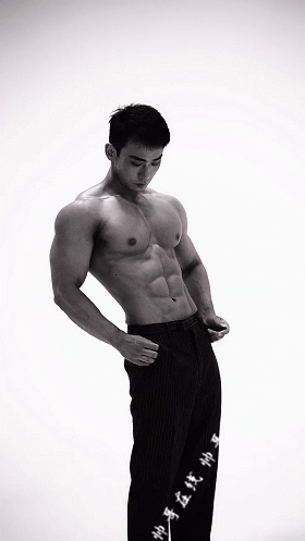 童颜腹肌重庆小哥火遍网络，炸裂腱子肉拍浴凧大片，真的馋人! - 51虹马