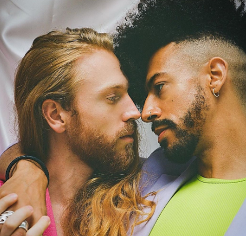 甜点广告找来同志情侣真枪实弹黏唿唿！要给世界最悠长的湿吻 - 51虹马