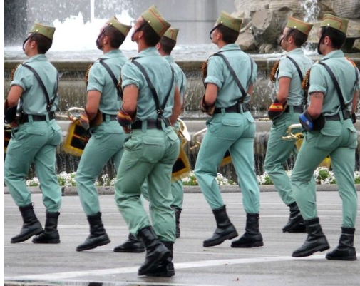 贴身制服紧翘臀！西班牙军人整齐挺拔又划一 网友赞：看起来好像G片开头 - 51虹马