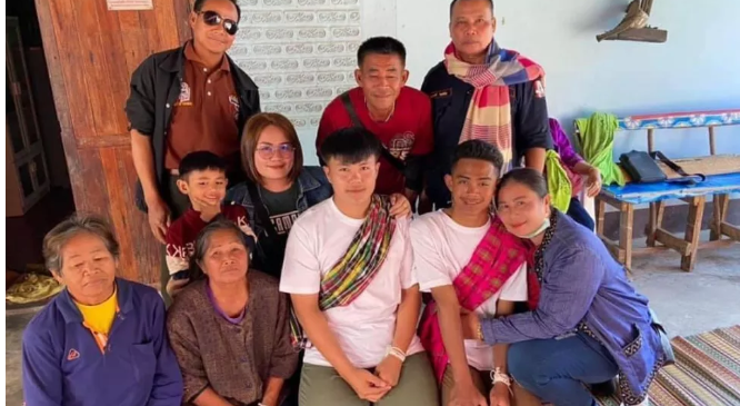 泰高中同性情侣私定终身 家人现身支持超温暖 - 51虹马 泰高中同性情侣私定终身 家人现身支持超温暖 - 51虹马