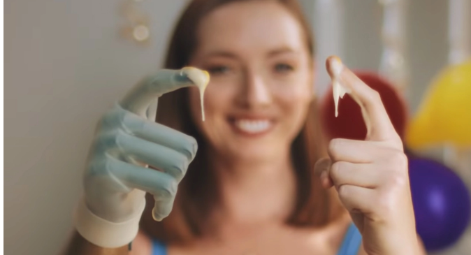 甜点广告找来同志情侣真枪实弹黏唿唿！要给世界最悠长的湿吻 - 51虹马