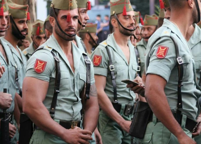 贴身制服紧翘臀！西班牙军人整齐挺拔又划一 网友赞：看起来好像G片开头 - 51虹马