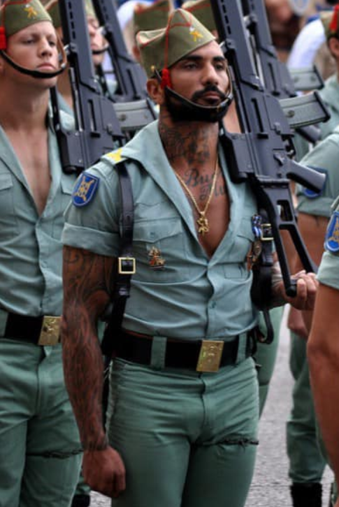 贴身制服紧翘臀！西班牙军人整齐挺拔又划一 网友赞：看起来好像G片开头 - 51虹马