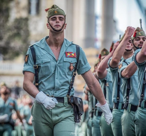 贴身制服紧翘臀！西班牙军人整齐挺拔又划一 网友赞：看起来好像G片开头 - 51虹马