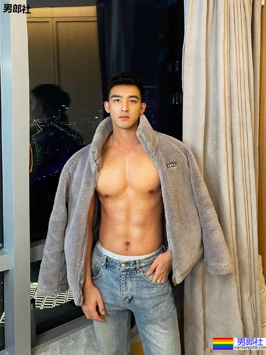 毛若懿乘风破浪新照一览！体育生身材真的太可以了！ - 51虹马