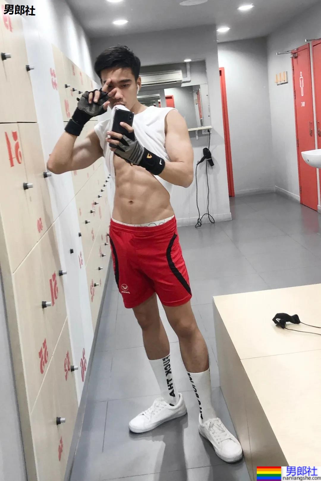 滑板小哥健身房自拍，太想火了 - 51虹马