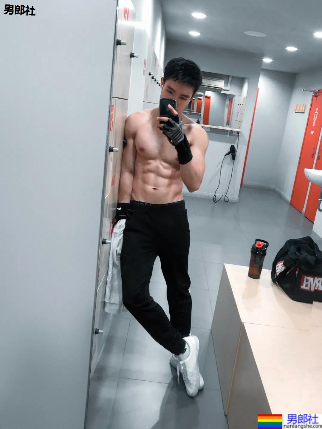 滑板小哥健身房自拍，太想火了 - 51虹马