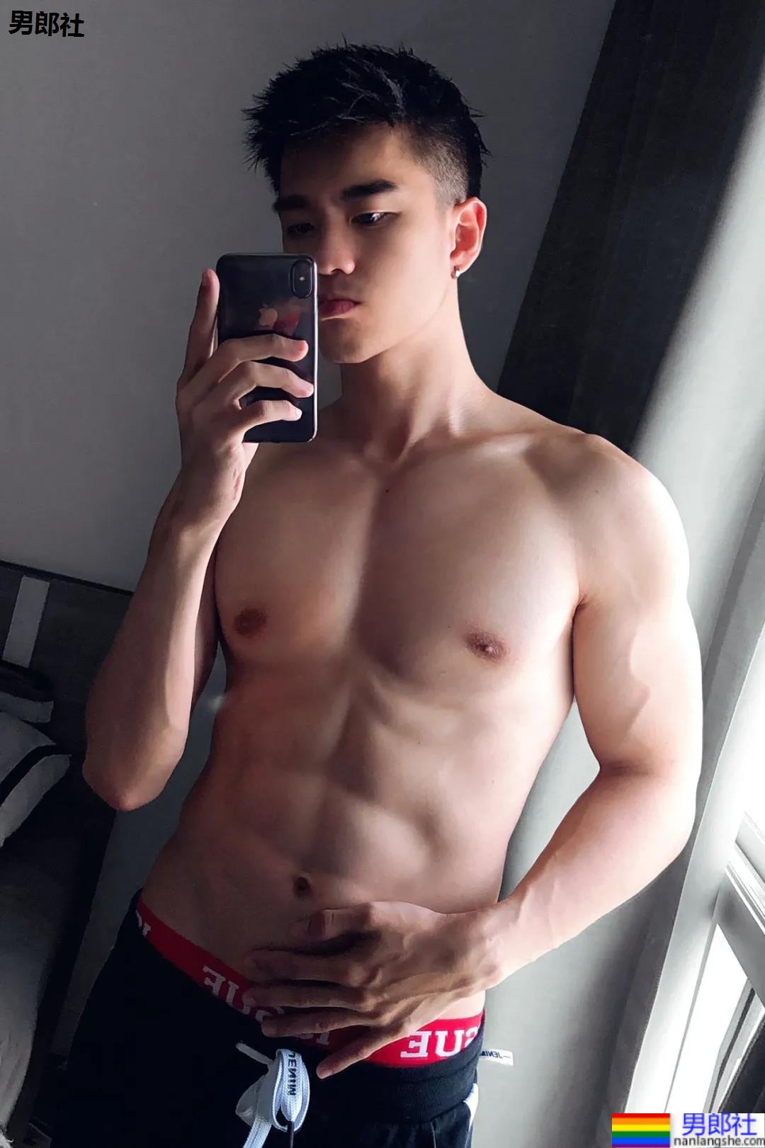 滑板小哥健身房自拍，太想火了 - 51虹马