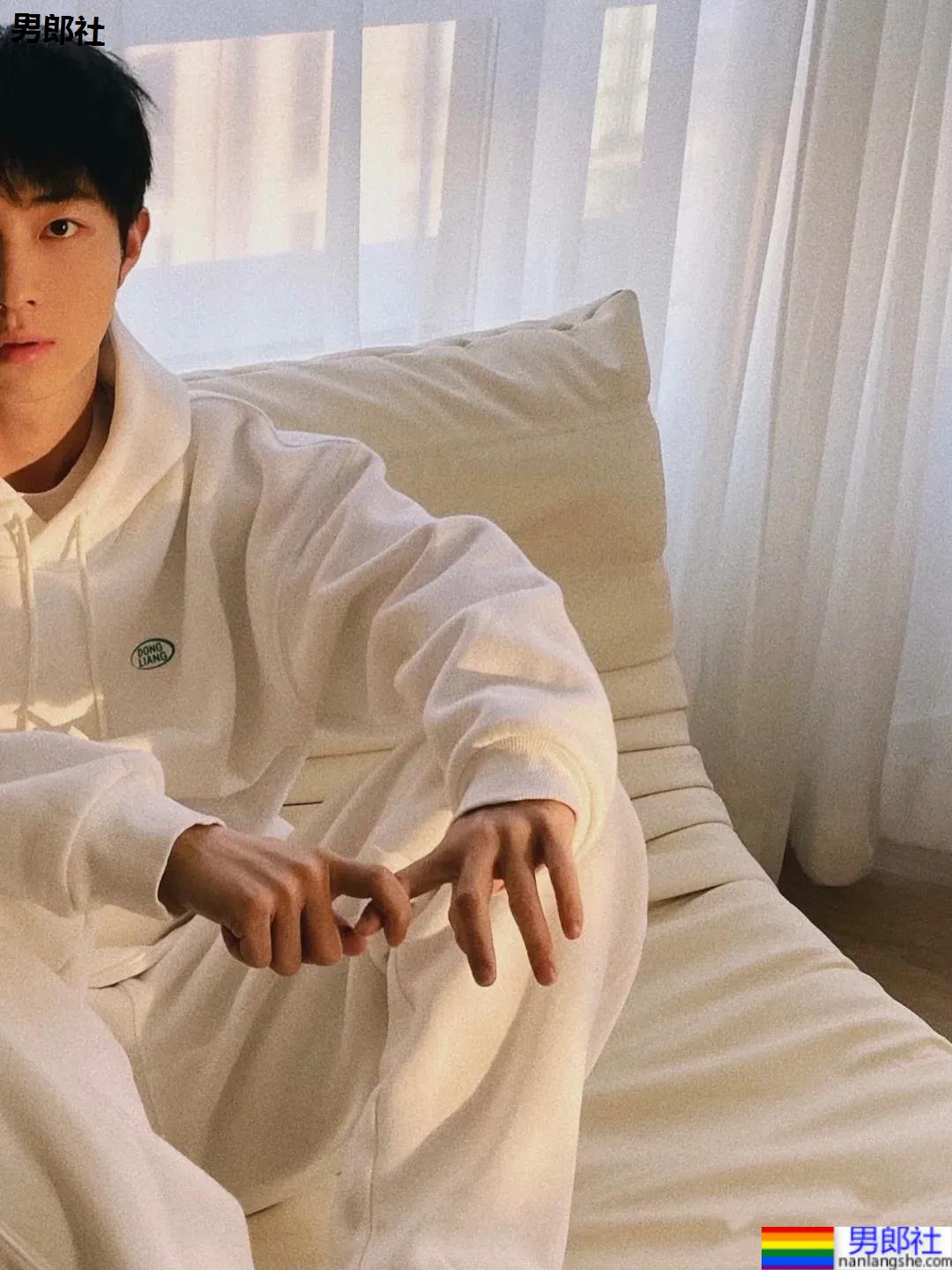 清纯干净的少年感小哥哥，清澈明朗的样子让人心动！ - 51虹马