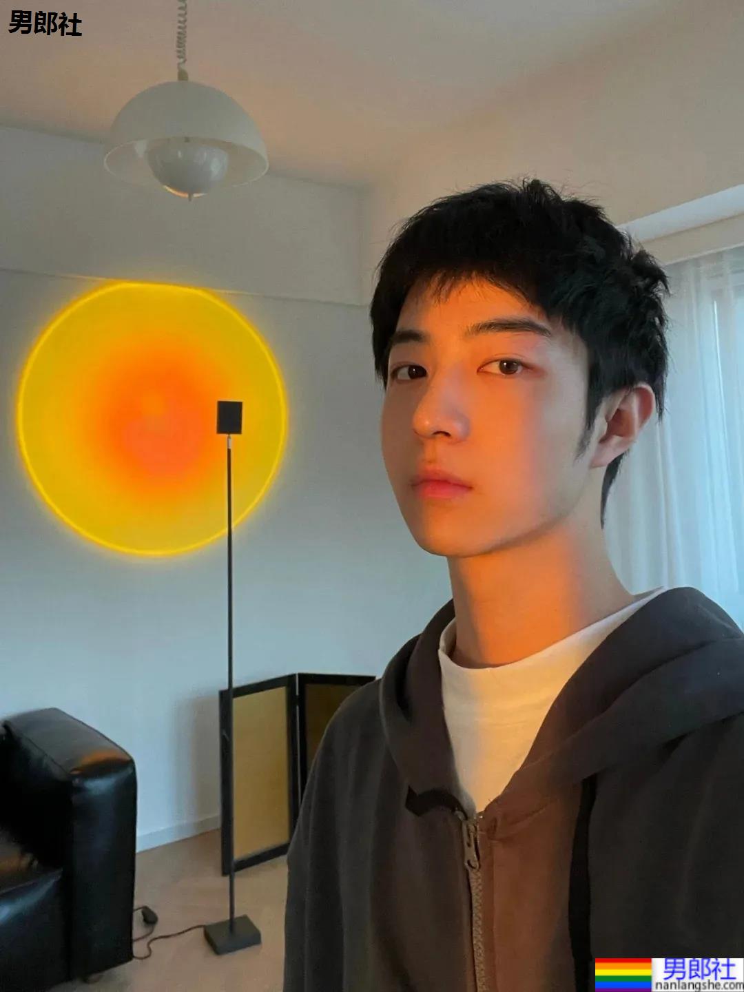 清纯干净的少年感小哥哥，清澈明朗的样子让人心动！ - 51虹马