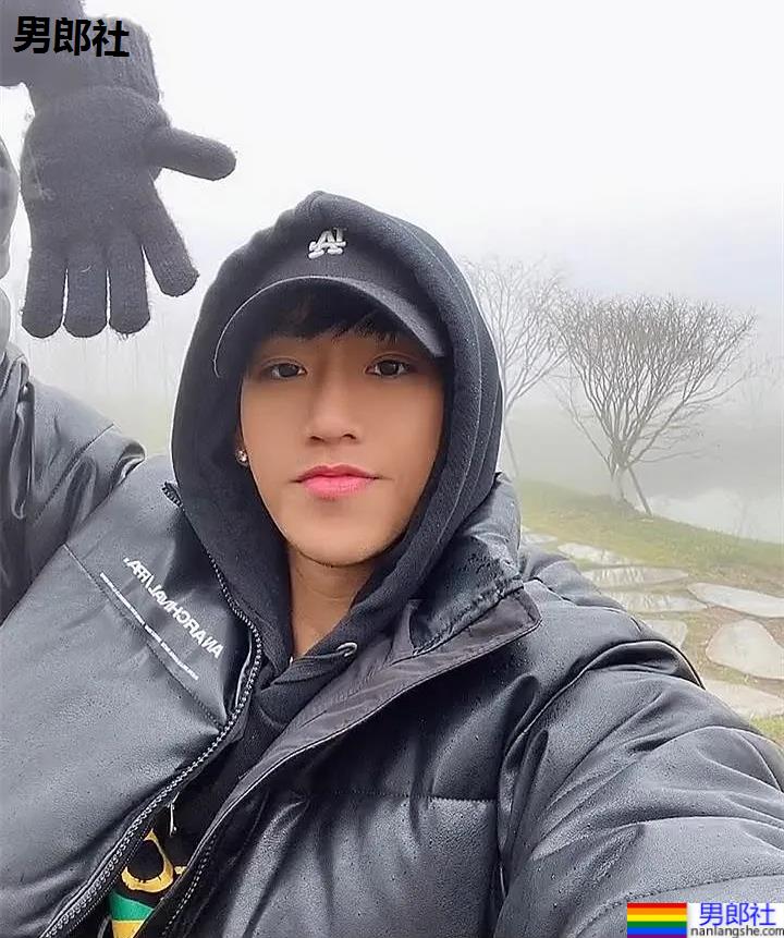 187大长腿篮球体育生小视频火了！颜正条顺小野狼，腱子肉身材惊艳网友！ - 51虹马