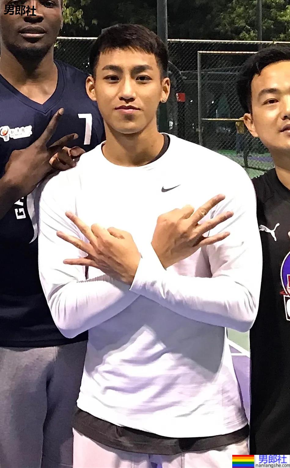 187大长腿篮球体育生小视频火了！颜正条顺小野狼，腱子肉身材惊艳网友！ - 51虹马